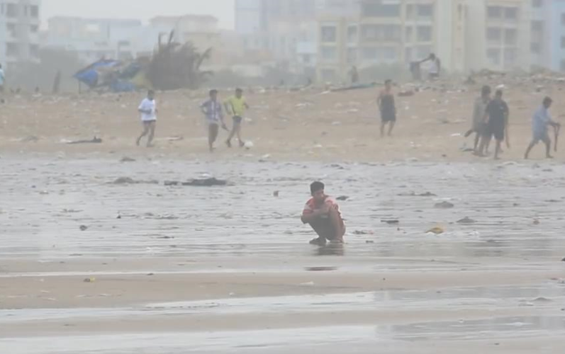 重口味慎入直击印度厕所看印度人如何在海滩尽情飞翔