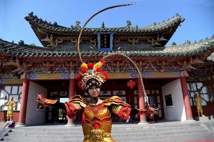 天波杨府里展示着杨家将为国尽忠的千功伟业,女将穆桂英一身戎装英姿