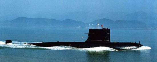 中国海军039常规潜艇,可以看到指挥塔围壳的填角结构