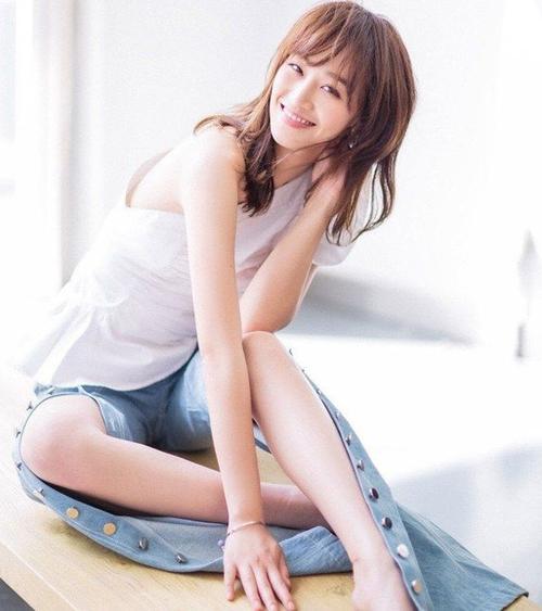 蓝盈莹光脚丫蓝盈莹紧身裤短裙照