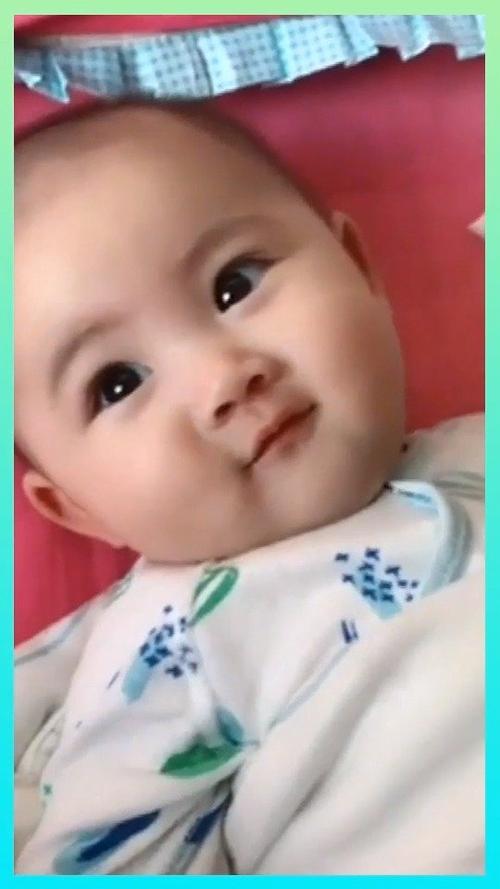 刚睡醒的小宝宝看见妈妈就笑,一双大眼睛像会说话一样