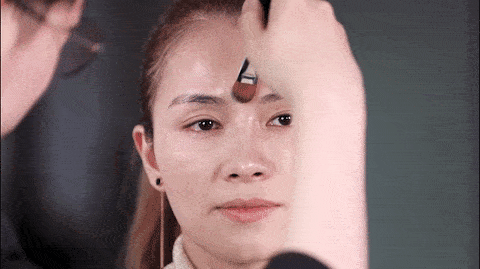 额头高光 用刷子以两眉心向四周散开画倒三角形.