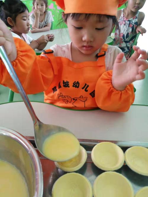 凤凰城幼儿园小四班7815烘焙课:制作蛋挞 - 美篇