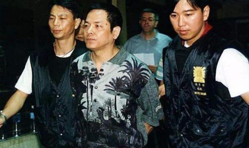 崩牙驹在美国做了啥?前脚被制裁后脚入京受封,难怪霍英东要帮他