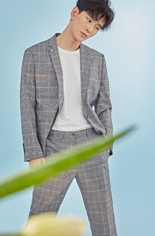 男演员黄宥明优雅浪漫时尚写真