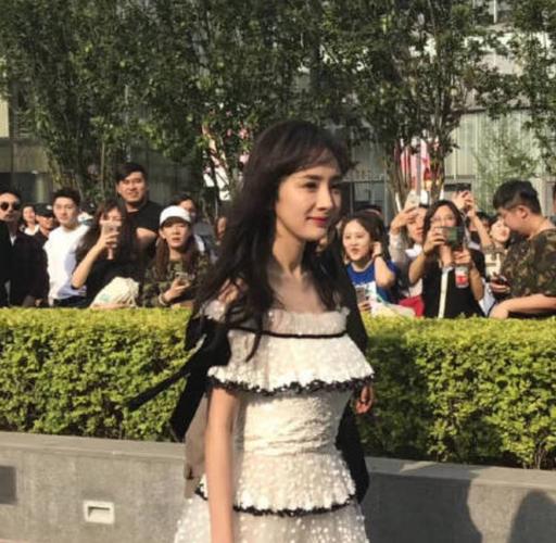 杨幂新发型出街,"空气刘海"太少女!网友却吐槽说