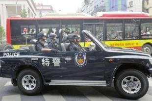 敞篷越野快反巡逻队亮相 17人受聘成都"反恐专家"(图)
