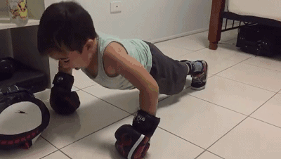 人马线||这个六岁的孩子做起俯卧撑来,完爆90%的成年人