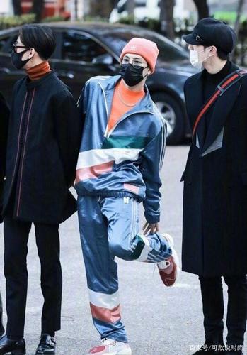 被王嘉尔的酷盖穿搭撩了!豹纹外套下搭格纹休闲裤,戴