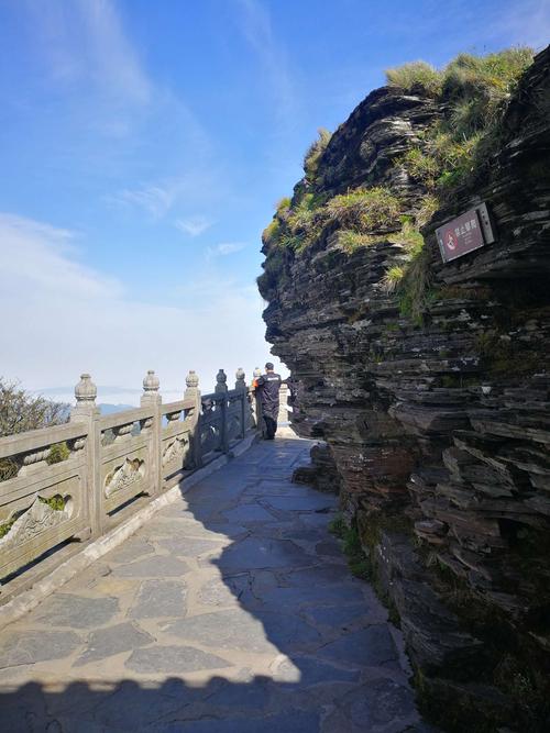 先登海拔2494米的老金顶,之后再登2336的红云金顶.