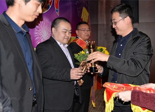 海洋公司李洪江总经理(右一)为优秀销售精英颁奖