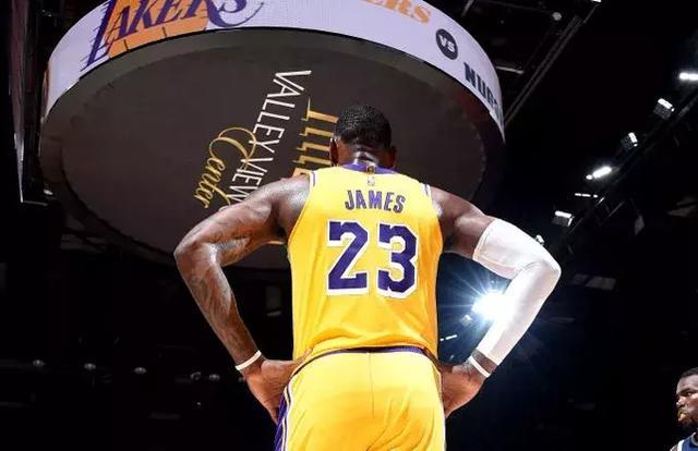 开赛以来,拥有勒布朗-詹姆斯的湖人队还难求一胜,先后输给开拓者和