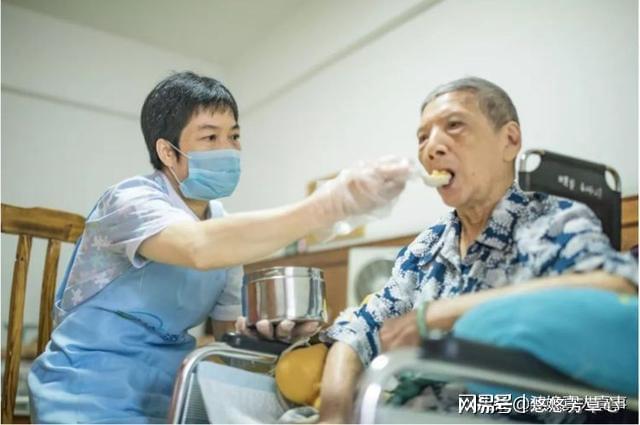 老人病重住院,最疼爱的儿子不接电话,最讨厌的儿子医院照顾三月