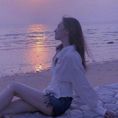 女生头像坐在地上盘腿