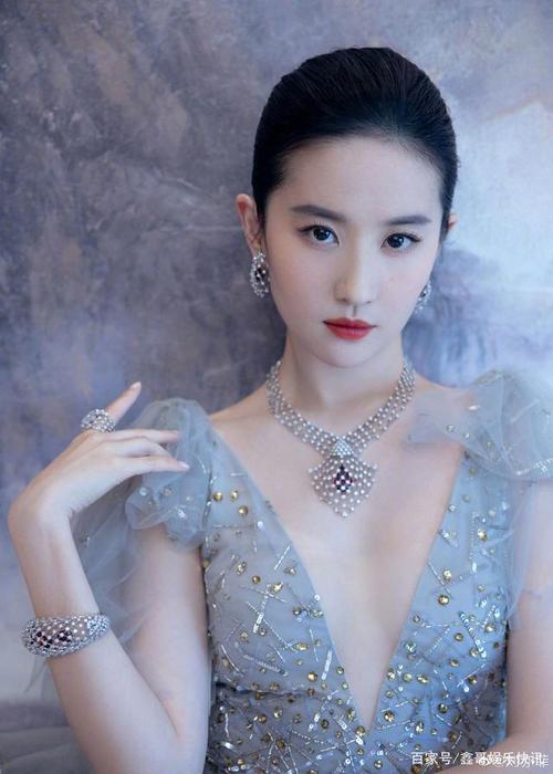 刘亦菲超级深v礼服衬托出完美身材,天空蓝淡淡的沁人