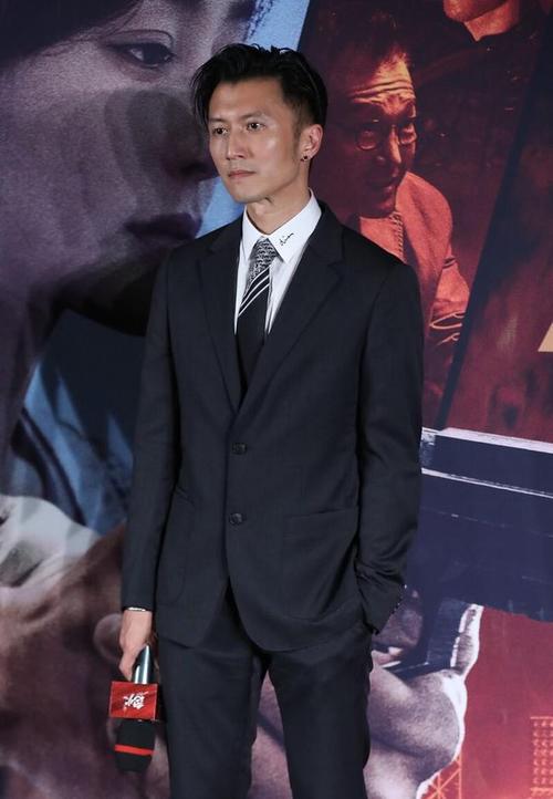 而且40岁的谢霆锋仍有少年感,面容清瘦棱角清晰,穿黑色西装挺有型,高