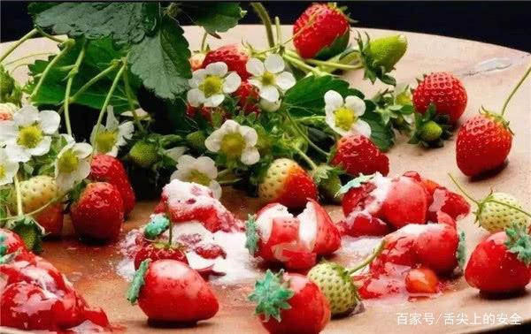 日本米其林厨师把草莓弄碎再还原成草莓闲的没事干