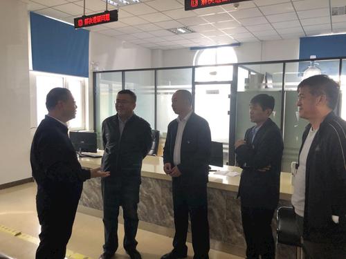 扎赉诺尔区政府区长赵建波赴区政务服务局开展调研
