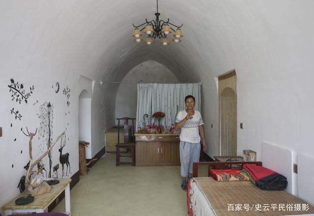 大山里农民大哥把土窑洞改头换面,城里人上门租住
