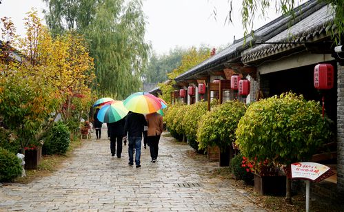 其它 秋游东沟五坊 写美篇         大连金普新区的小黑山脚下,有一个