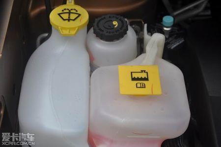 左侧的标志是玻璃水,右侧黄色的是防冻液.