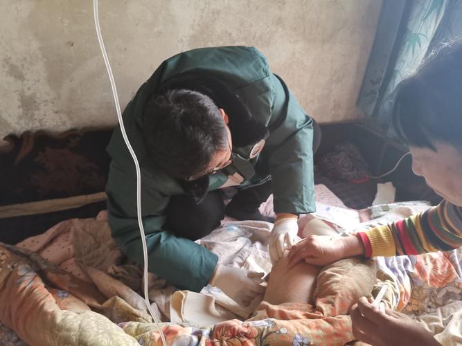 帮91岁贫困户老人灌肠