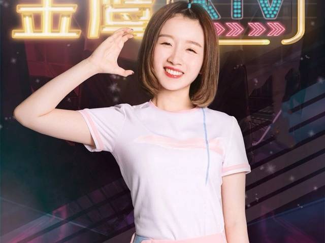 邓伦从垫子上摔下来,大家都忙着笑了,而李浩菲的举动好暖心