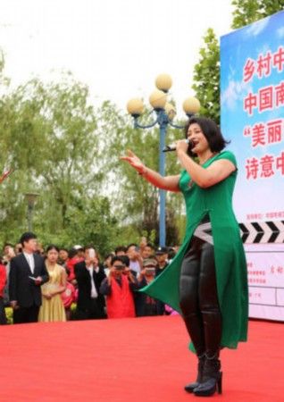 赵本山小姨子于月仙下乡献唱 手舞足蹈卖力演出