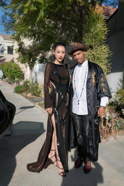 吴靖萱受邀金球奖身着自创品牌亮相红毯