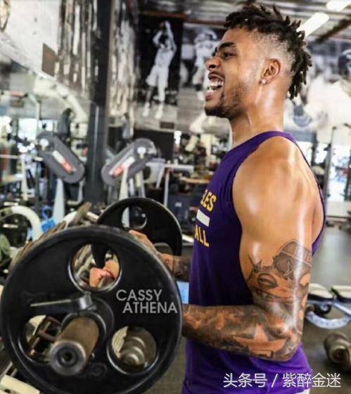 拉塞尔近日也没有闲着,先是去母校参加球衣退役仪式,后面又回到训练