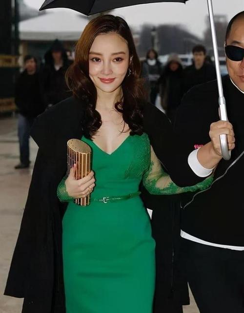 李小璐真是美艳,穿绿色蕾丝裙尽显成熟韵味,39岁这身材绝了