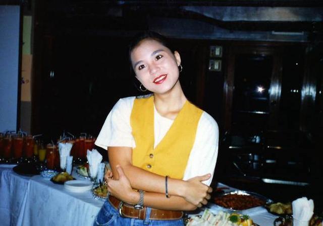 而她却指责丈夫婚后一年便牵手1988年落选港姐的陈梅馨(后改名陈明君)