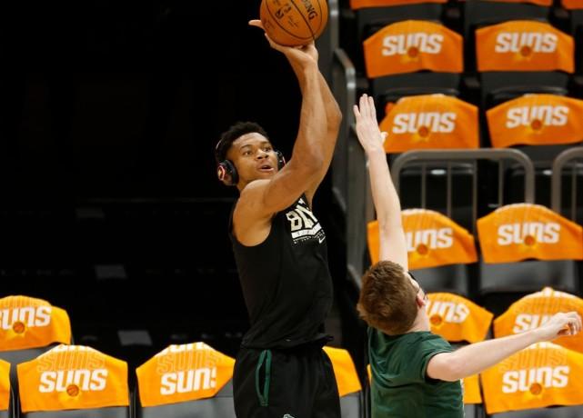 字母哥身体素质堪比巅峰詹皇!左膝反向扭曲一周就复出,恐怖至极