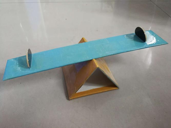 七彩的跷跷板,让人忍不住坐上去玩一会儿,孩子们的快乐如此简单,一根