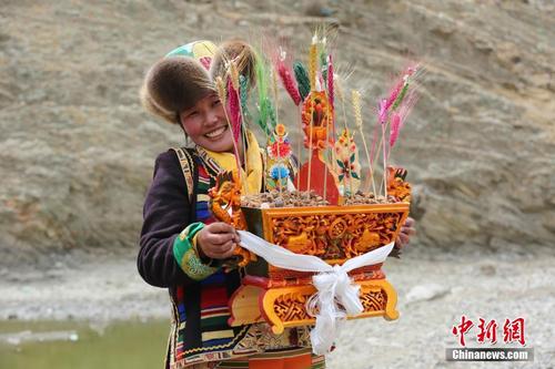 藏历新年 西藏"吐蕃故里"上演古老传统体育"闹"新年