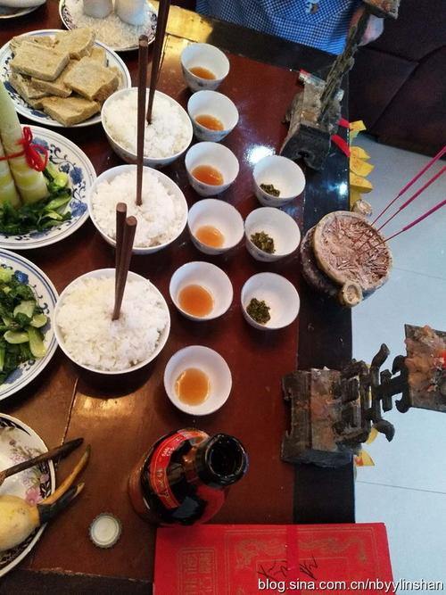 供品主要有三牲饭菜,三茶五酒等;由家长主祭,烧三炷香,叩拜后,祈求