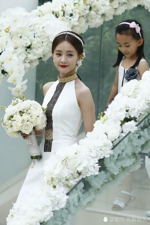 李一桐新娘装沐浴在花海之间照片