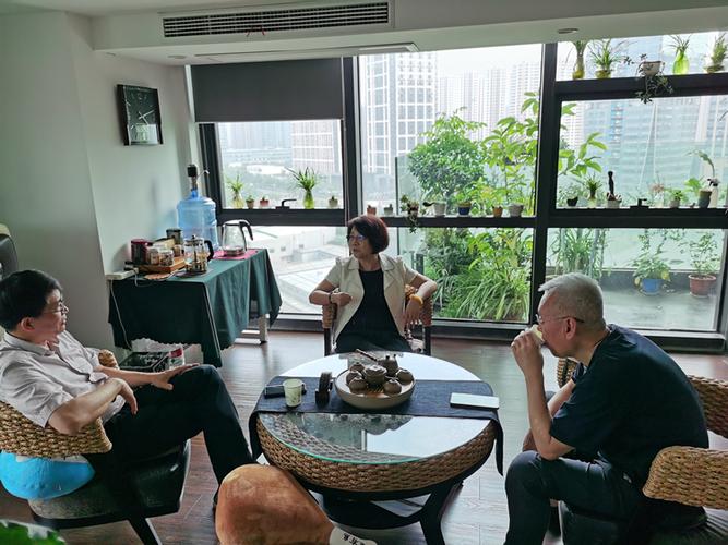 范敏逸导师与某装饰公司客户洽谈业务