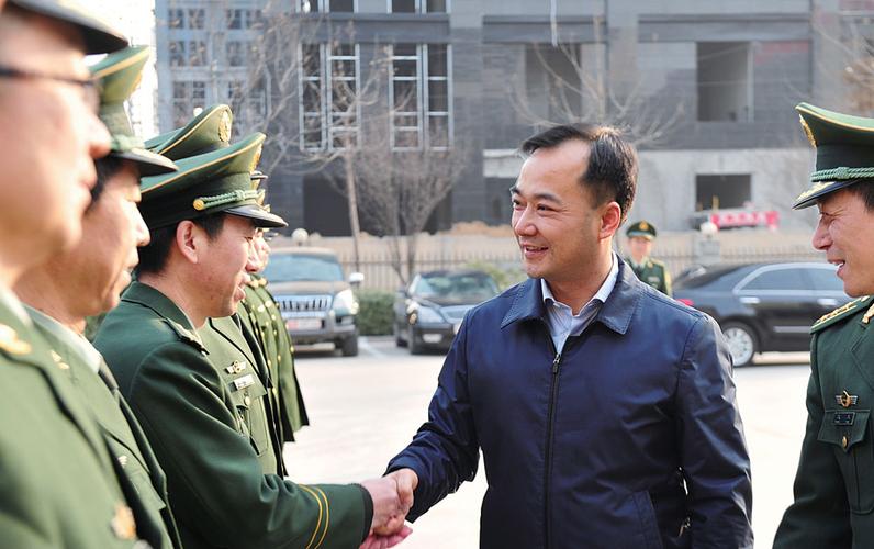 市领导走访慰问部队官兵和交警城管环卫部门