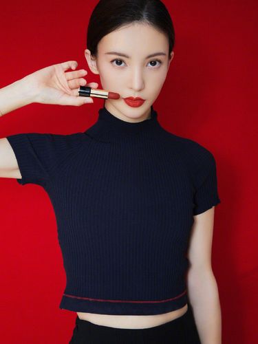 29岁金晨撞上30岁李斯丹妮,同为红唇配黑衣造型,到底谁更有范?