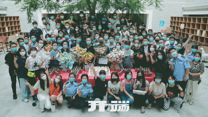白敬亭赵今麦新剧开松杀青