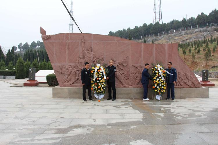 汽车站40多名党员,职工怀着无比崇敬的心情,来到凤凰山革命烈士陵园