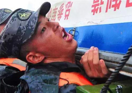 军人在灾害面前: 一组照片曝光, 最后一张太心酸!