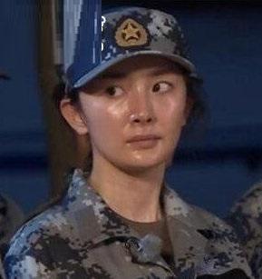 8,杨幂素颜照,网友评价:脸上油光严重还有严重的鱼尾纹和法令纹,皮肤