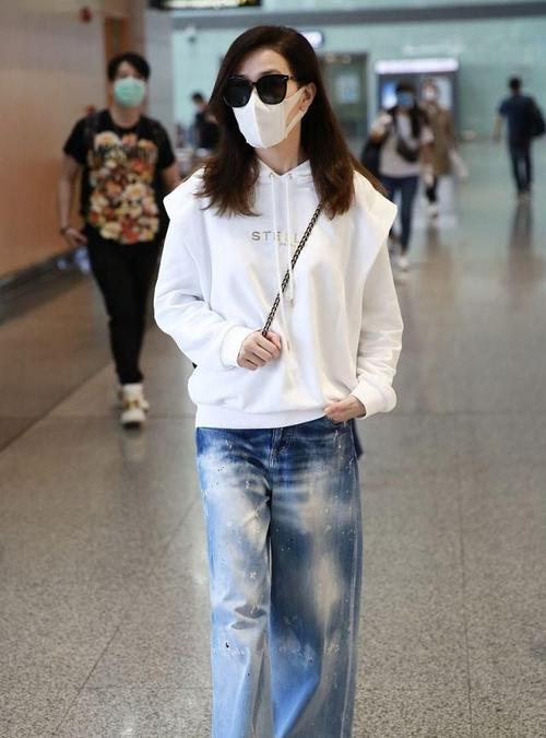 女演员佘诗曼现身机场,穿宽松牛仔裤嘻哈减龄