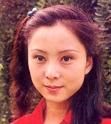胡月 安雯