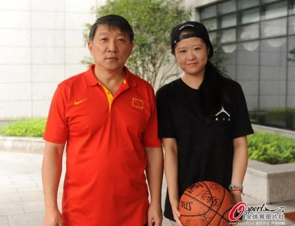 宫鲁鸣与球迷合影