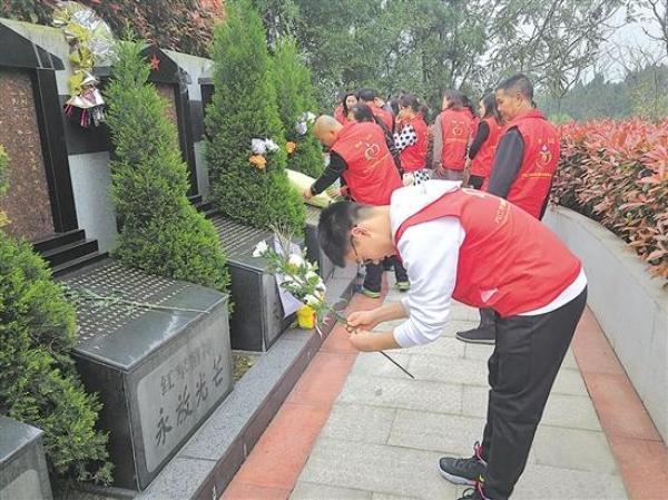 内江志愿者祭扫革命烈士陵墓