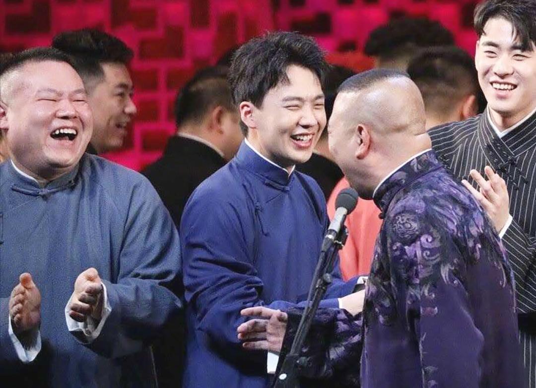 德云社烧饼团综黑脸,恐与郭德纲有隔阂,紧急发合照辟谣