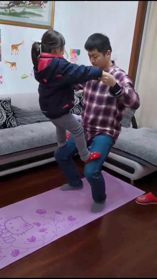 和爸爸一起做游戏